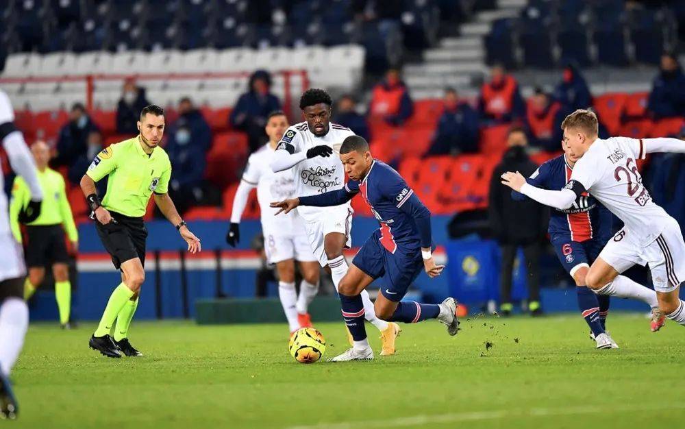 包含摩纳哥连胜法甲劲旅，法甲卫冕悬念大增的词条