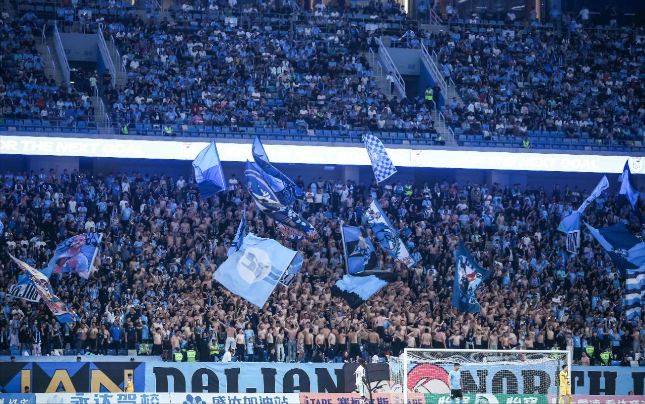 汉堡球场氛围热烈,球迷全力支持球队争胜的简单介绍 汉堡球场氛围热烈,球迷全力支持球队争胜的简单介绍