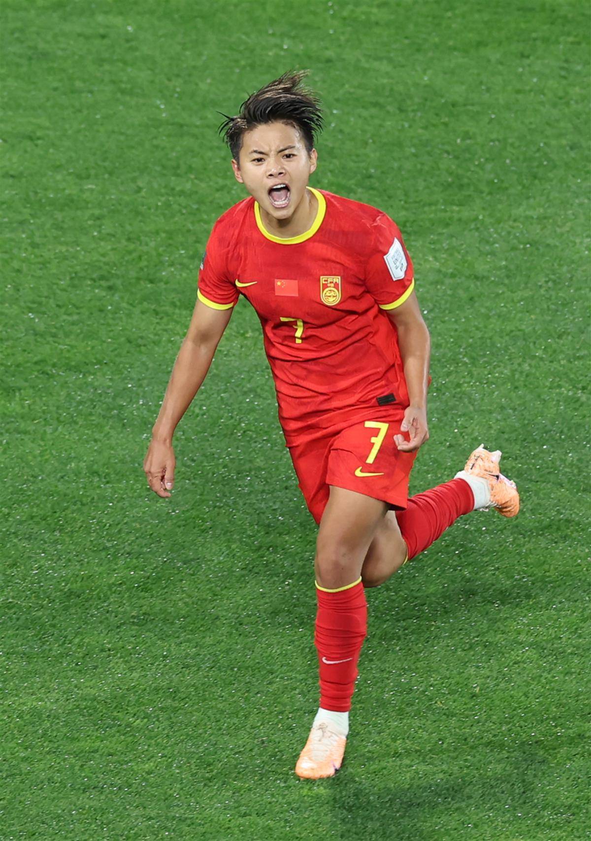 女足球运动员在国际比赛中勇敢奋斗 女足球运动员在国际比赛中勇敢奋斗