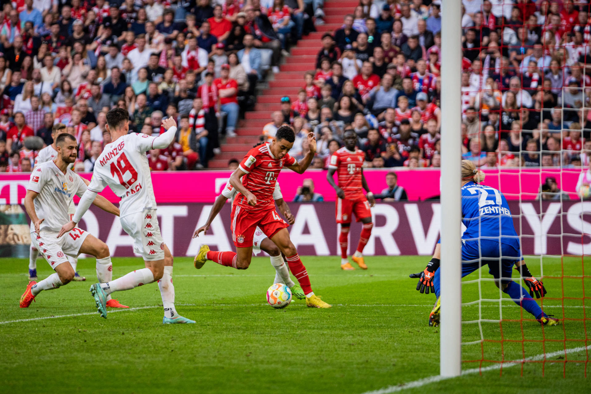 英超球队抢分晋级,夺得决赛席位 英超球队抢分晋级,夺得决赛席位