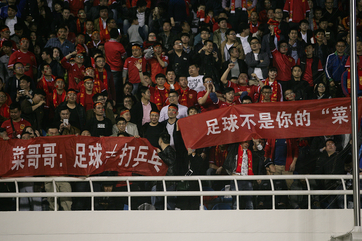 包含战火延误之际球迷翘首期盼赛事开始的词条