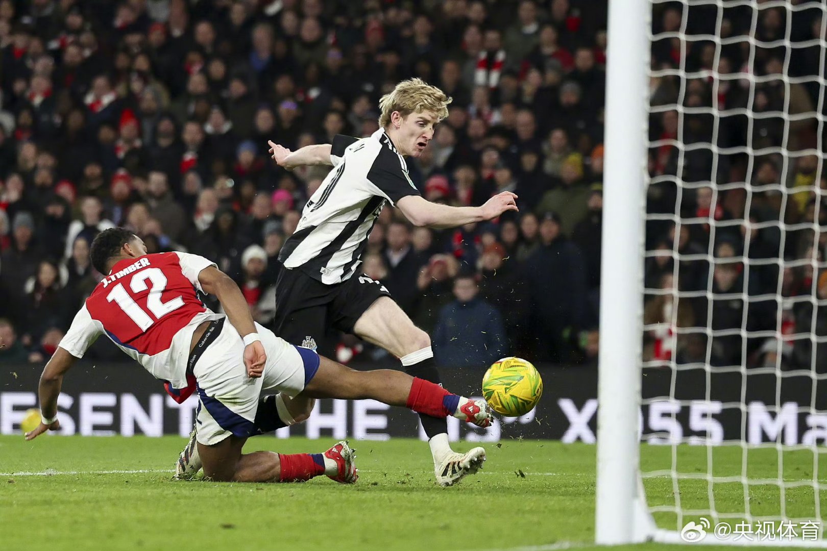 阿尔梅里亚前锋连续破门,引领球队取胜 阿尔梅里亚前锋连续破门,引领球队取胜