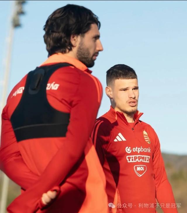 关于利物浦球员集体在社交媒体展现团结的信息