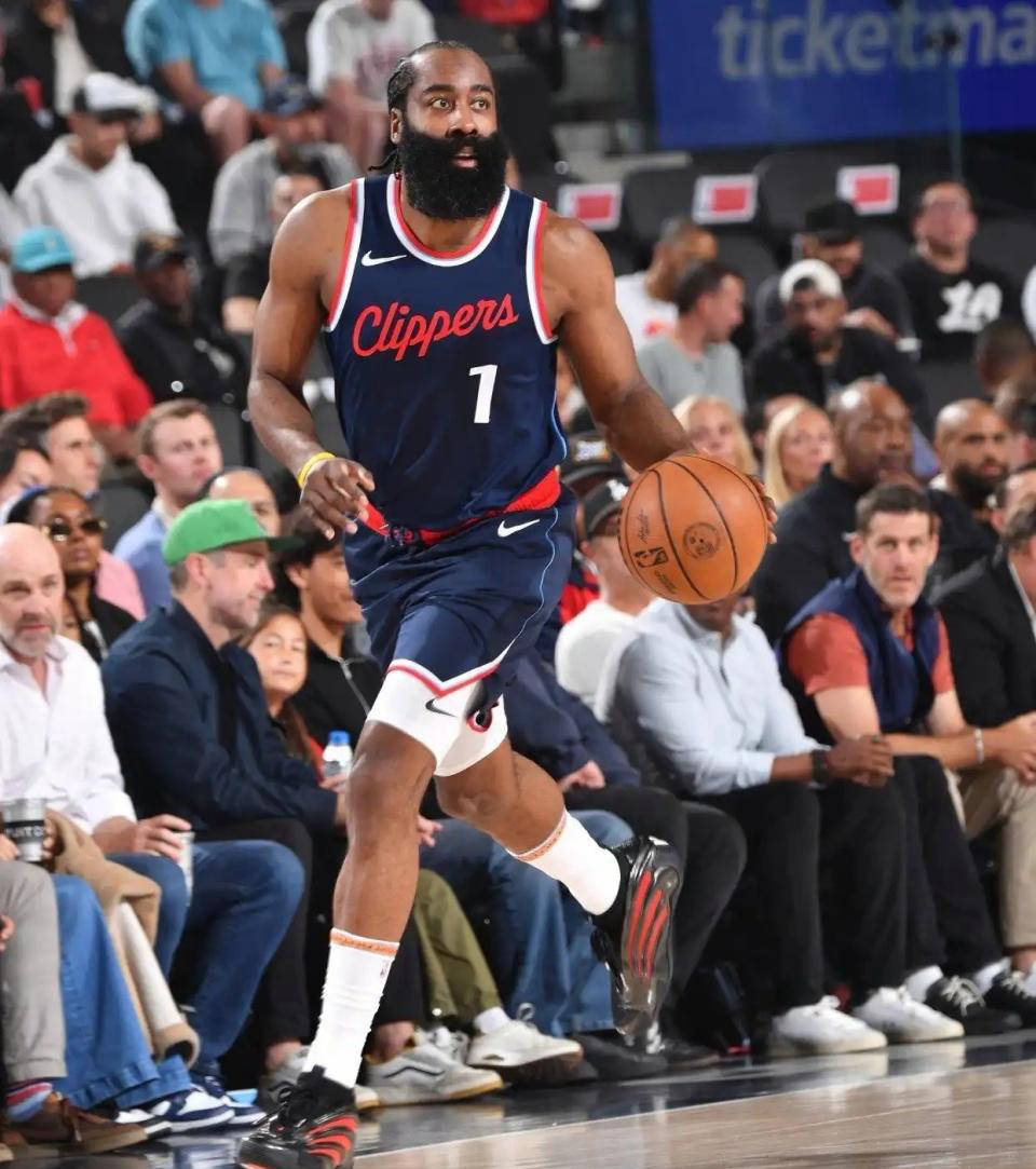 开云体育APP下载-快船血战到底，险胜对手赢得胜利