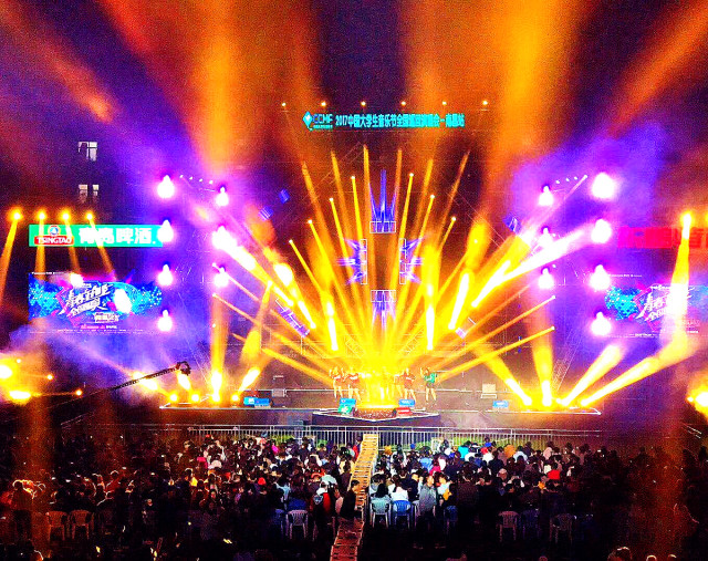 看客们陶醉在球场上，疯狂的欢呼声传遍全场！