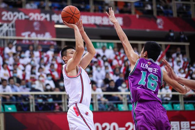 开云体育-包含球队状态回勇，净胜对手力保联赛领先位置的词条