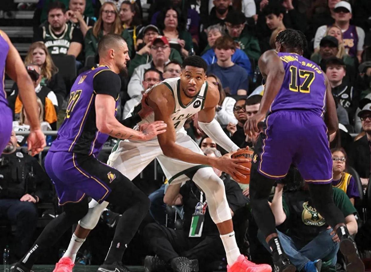 开云体育登录-雄鹿击败活塞，保持不败纪录