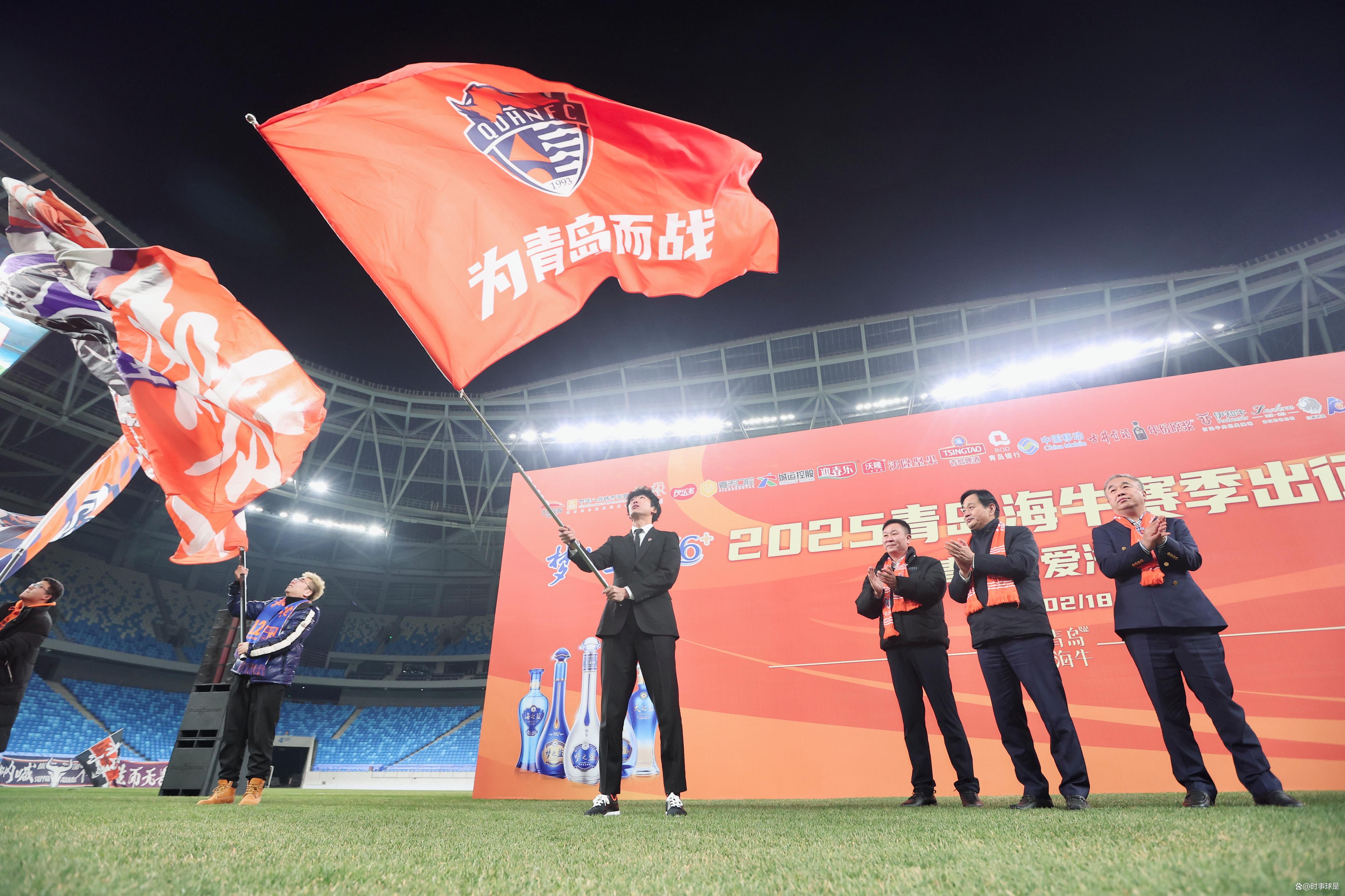 球迷疯狂助威,现场气氛动人 球迷疯狂助威,现场气氛动人