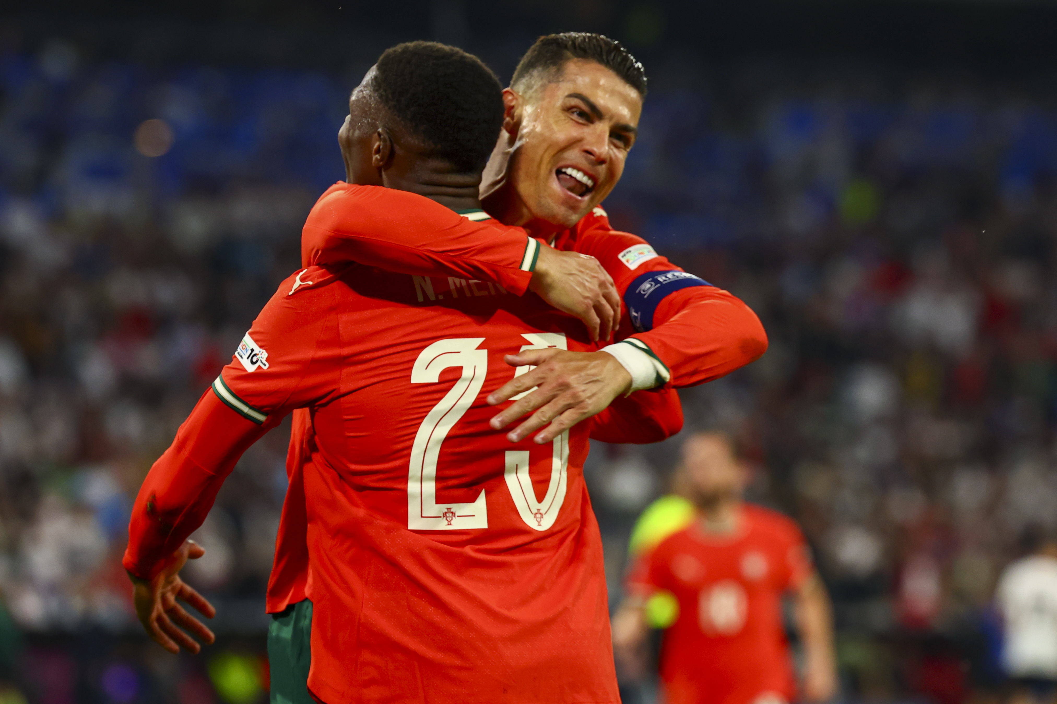 开云体育中国-葡萄牙赴英格兰，荣耀之战引发热血激情