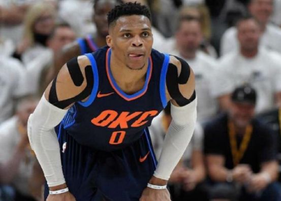 开云体育官方网站-爵士外线神射手超远三分绝杀，成全队英雄的简单介绍