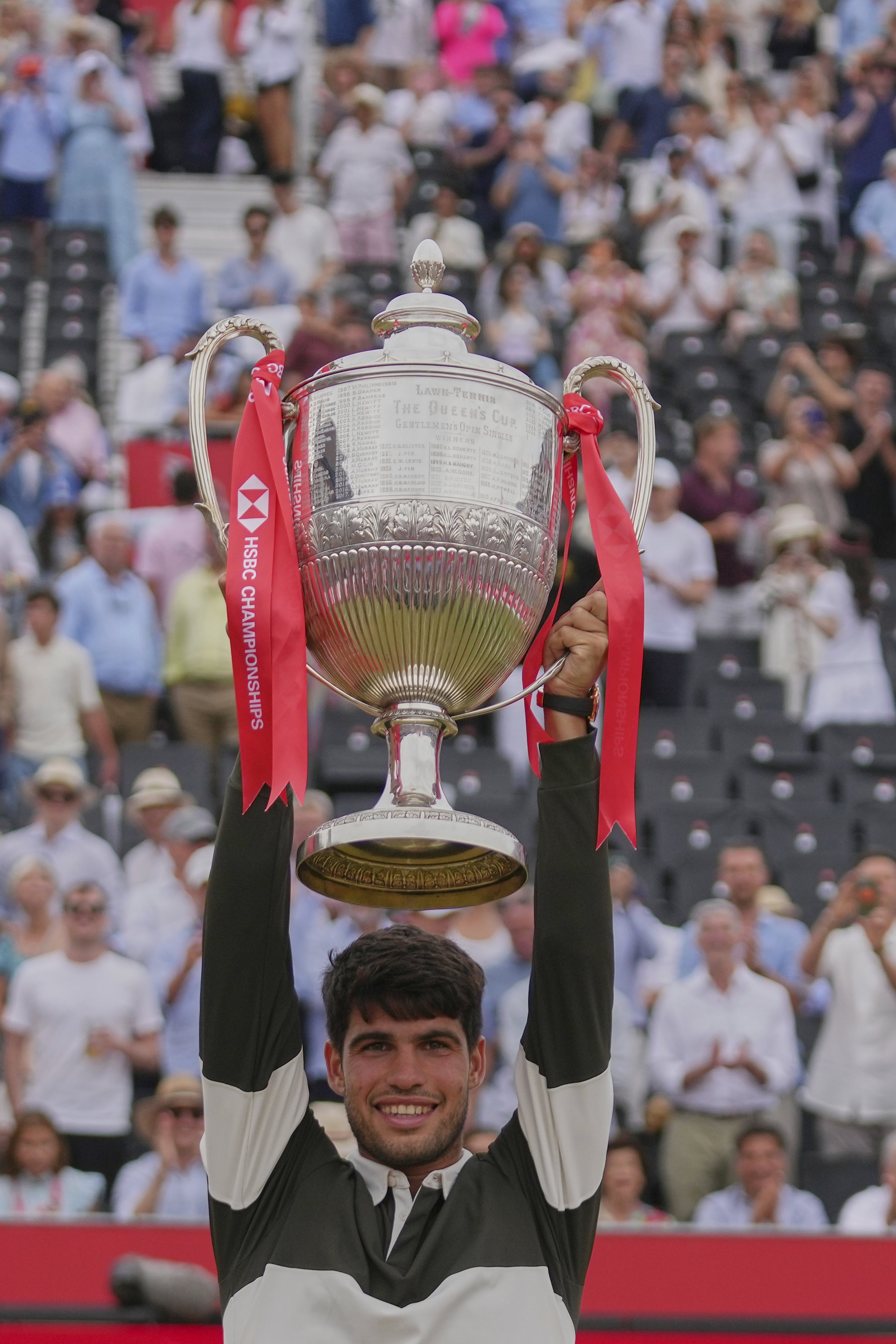 英国选手夺冠封王,成为焦点 英国选手夺冠封王,成为焦点