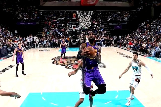 开云APP-包含开拓者客场惜败灰熊，季后赛梦想堪忧的词条