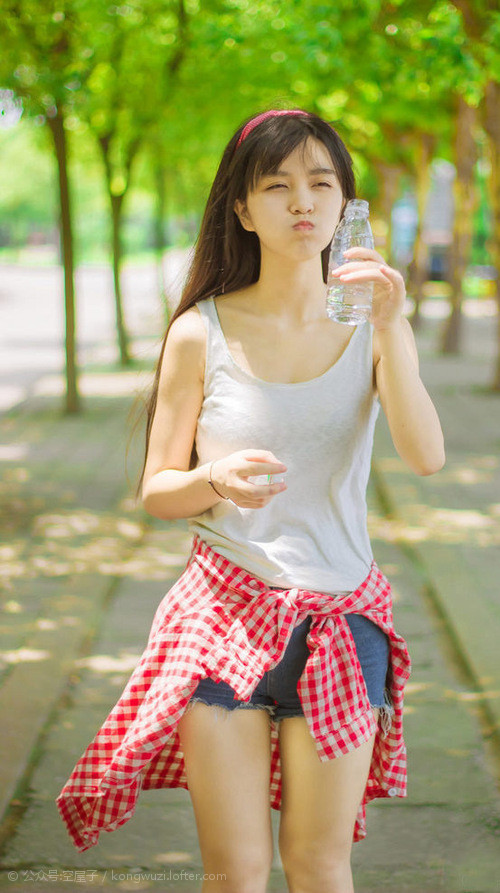 曼联对阵阿尔及利亚友谊赛激战正酣,本泽马刷新进球纪录闪耀足坛